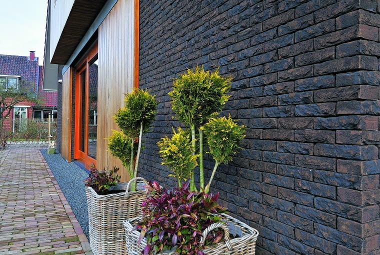 Cegła to budulec, którego proporcje są tak dobrane, że można nią manewrować i układać ją w murze w różnych płaszczyznach Cegła to budulec, którego proporcje są tak dobrane, że można nią manewrować i układać ją w murze w różnych płaszczyznach