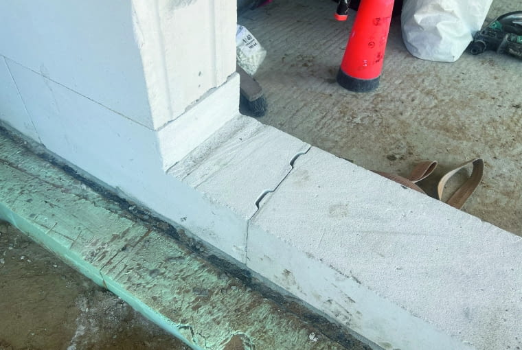 Zadaniem podwaliny, zwanej także podprożem, jest stabilne podparcie części progowej okna, zapewnienie szczelności oraz optymalnego parametru termicznego