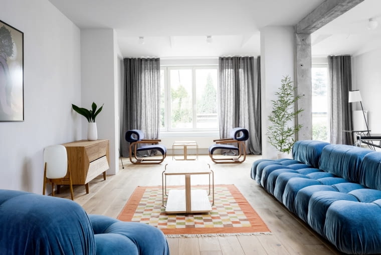 W salonie pod oknem stoją dwa fotele z 1972 roku autorstwa czeskiego architekta Jana Bocana. Dom w Szczecinie pełen dobrego designu