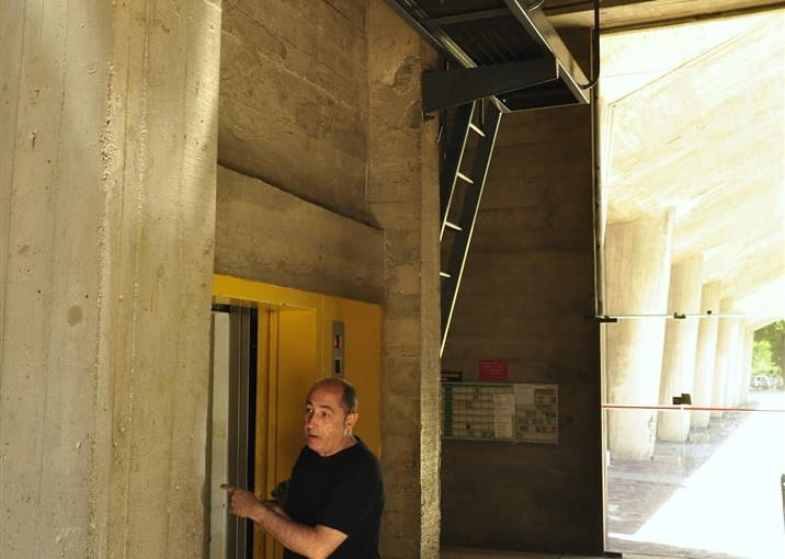 Jednostka Marsylska, proj. Le Corbusier - wejście do pomieszczenia technicznego oraz winda dla obsługi. Warto zauważyć, że obsługa budynku, poczta miała do dyspozycji osobną windę.