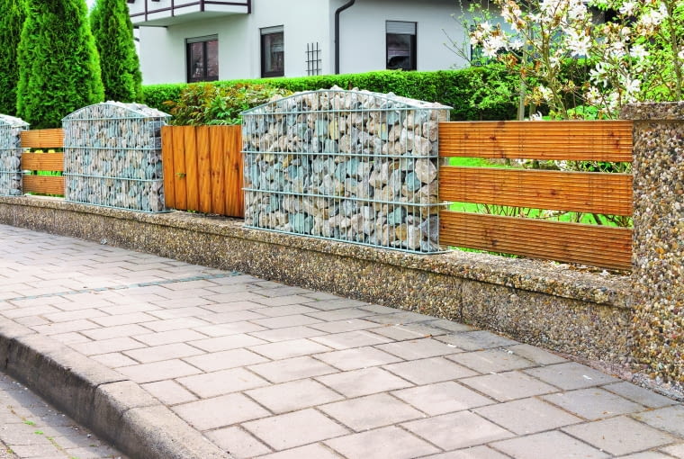 Podstawowymi materiałami służącymi do wypełnień gabionów są elementy skalne. W tym celu można użyć kamieni polnych, marmuru,  granitu, bazaltu, żwiru, kostki brukowej, a nawet gruzu Podstawowymi materiałami służącymi do wypełnień gabionów są elementy skalne. W tym celu można użyć kamieni polnych, marmuru,  granitu, bazaltu, żwiru, kostki brukowej, a nawet gruzu