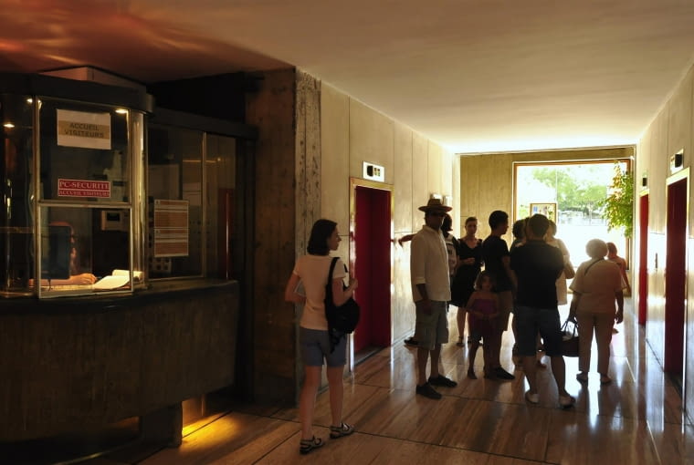 Jednostka Marsylska, proj. Le Corbusier - recepcja oraz windy