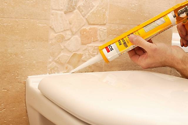 6. Szczelinę między sedesem a ścianą wypełniamy silikonem sanitarnym. Nałożoną spoinę wygładzamy palcem zwilżonym wodą. 08.02.2007 WARSZAWA - LAZIENKA MONTAZ SEDESU SEDES