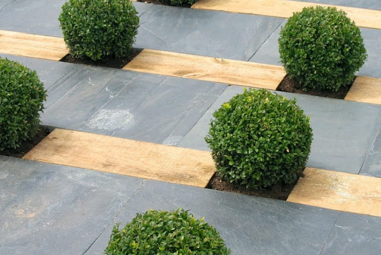 CIEKAWA POSADZKA z betonowych i drewnianych elementów oraz "dekorów" z bukszpanu.