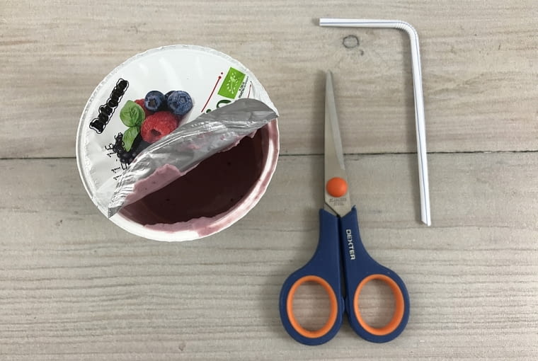 Potrzebujesz tylko słomki i nożyczek. Jak zabezpieczyć otwarte opakowanie jogurtu?