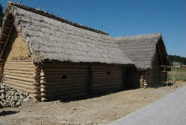 MAKABRYŁA: Skansen archeologiczny "Karpacka Troja" w Trzcinicy, Zespół Usług Projektowych i Wykonawczych inż. Wacława Krzanowskiego w Krośnie. Trzon projektu stanowi skansen archeologiczny oraz park archeologiczny. MAKABRYŁA: Skansen archeologiczny "Karpacka Troja" w Trzcinicy, Zespół Usług Projektowych i Wykonawczych inż. Wacława Krzanowskiego w Krośnie