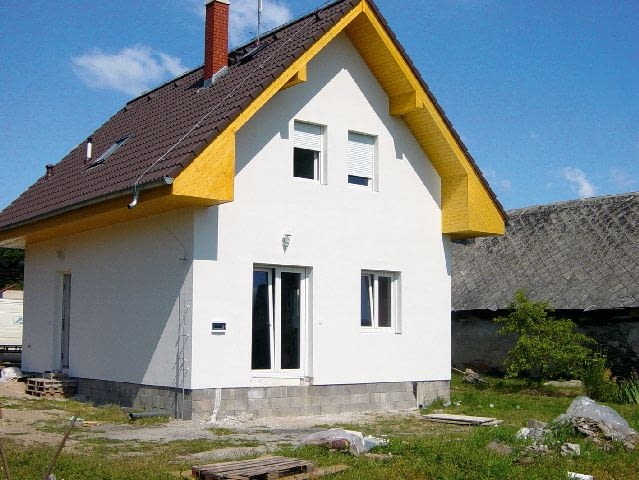 Czerwiec - budowa od jesieni do lata, od wykonania fundamentów do prawie gotowego domu upłynęło niewiele ponad dziewięć miesięcy