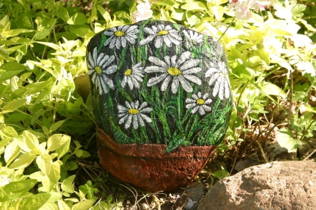 03.06.2003 WARSZAWA KAMIEN MALOWANIE WZORNICTWO MALOWANE KAMIENIE MALOWANIE POMYSLY WYKONANIE ARTYSTA PLASTYK IWONA MISKIEWICZFOT PAWEL SLOMCZYNSKI / AGENCJA GAZETA