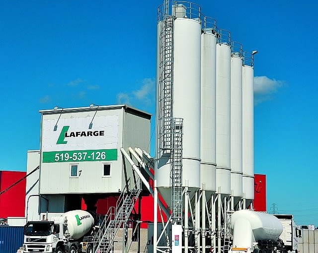 Mieszankę betonową najlepiej zamawiać w pobliskiej betoniarni. Dzięki temu zaoszczędzimy na kosztach transportu betonowanie