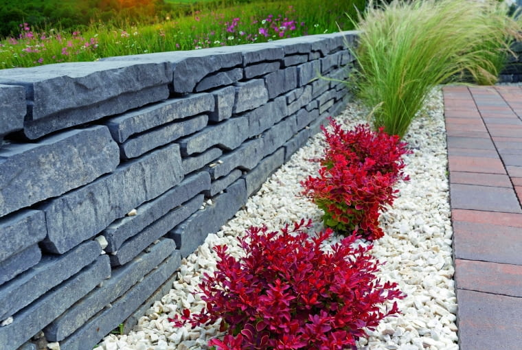 Murek (tu inspirowany łupkiem skalnym) pozwala na wyodrębnienie różnych stref w ogrodzie, np. miejsca wypoczynku, rabatek czy strefy dla roślin