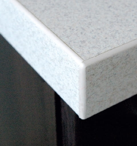 Krawędzie blatu laminowanego zabezpieczone akrylowymi listwami