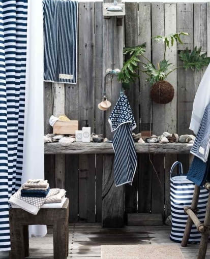 H&M Home: zasłona prysznicowa w paski. Cena: 69,90 zł. H&M Home, łazienka, tekstylia, dodatki do łazienki