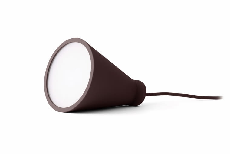 z ogonkiem Silikonowa lampa o stożkowatym kształcie, z długim 3,5-metrowym przewodem, dzięki któremu możemy ją również powiesić. Dostępna w kilku kolorach. 317 zł, Menu/Fabryka Form