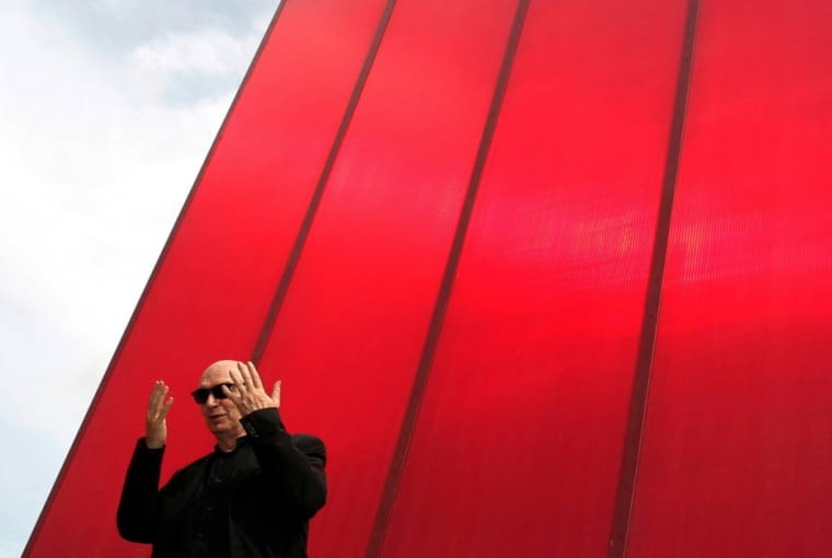 Jean Nouvel, laureat nagrody Pritzkera i twórca wielu znanych budynków na całym świecie zaprezentował we wtorek swoje najnowsze dzieło. Pawilon Red Sun powstał w londyńskim Hyde Parku na zamówienie renomowanej Serpentine Galerie, która co roku zaprasza do współpracy znanych architektów. Bryła zaskakuje dynamiką i kolorem. Intensywna czerwień ma nawiązywać do kultowej budki telefonicznej i londyńskiego autobusu oraz... energii słońca. Pawilon będzie działał jako przestrzeń publiczna z kafejką i audytorium do 17 października. Jean Nouvel zaprojektował pawilon Red Sun w londyńskim Hyde Parku na zamówienie renomowanej Serpentine Galerie