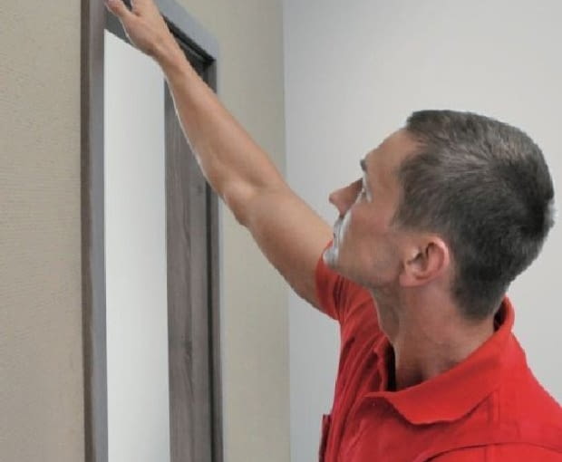 Kluczowe dla późniejszej wygody użytkowania jest poprawne obsadzenie ościeżnicy w otworze drzwiowym. Kluczowe dla późniejszej wygody użytkowania jest poprawne obsadzenie ościeżnicy w otworze drzwiowym.