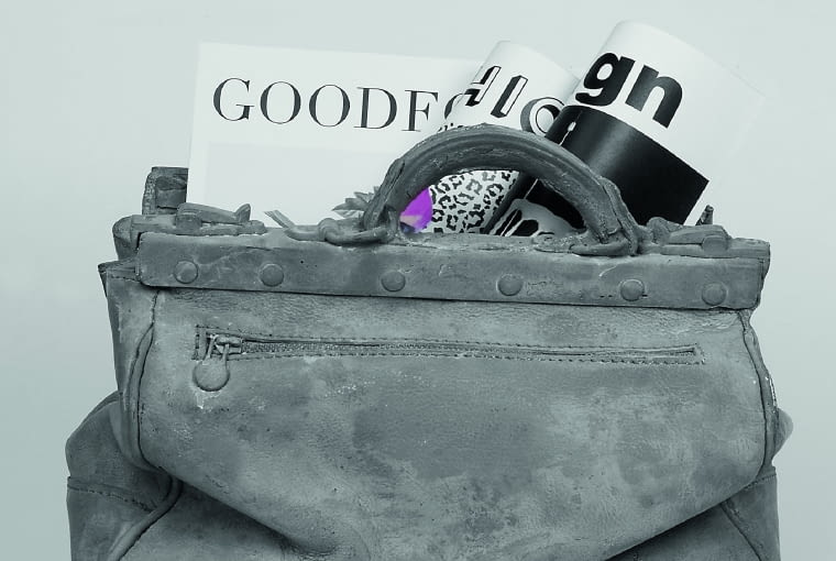 Wygląda jak dawna torba podróżna, a w całości wykonana została z betonu. Może służyć jako stojak na gazety lub po prostu dekoracja. 619 zł,Seletti/czerwonamaszyna.pl