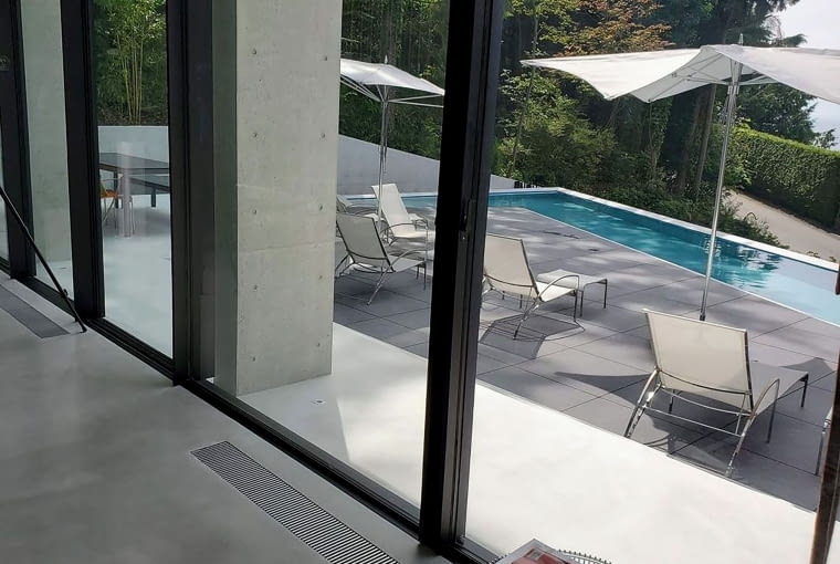 Ten model grzejnika kanałowego, w wersji określanej przez producenta jako Hybrid, umożliwia latem obniżenie temperatury w pomieszczeniu (chłodzenie z wykraplaniem lub pasywne za pomocą wody  lodowej). W opcji dodatkowej można go podłączyć do wentylacj