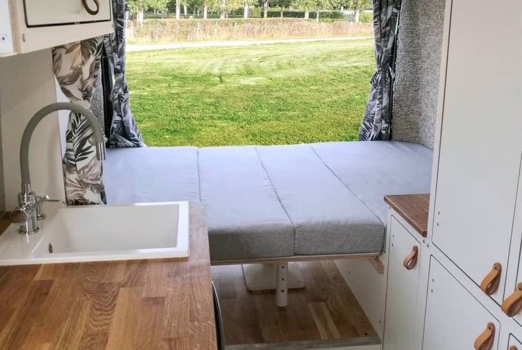 Na 6 m2 urządzono salon, kuchnię, sypialnię, kącik do pracy i łazienkę z prysznicem!