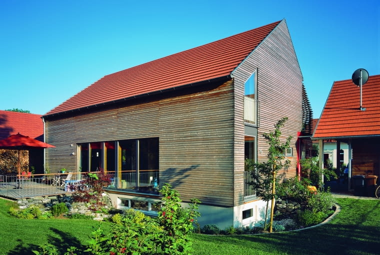 Rodzaj pokrycia dachowego ma największe znaczenie w odniesieniu do izolacyjności akustycznej połaci. Do pokryć, które zapewniają najlepszą ochronę przed hałasem, należą dachówki Rodzaj pokrycia dachowego ma największe znaczenie w odniesieniu do izolacyjności akustycznej połaci. Do pokryć, które zapewniają najlepszą ochronę przed hałasem, należą dachówki