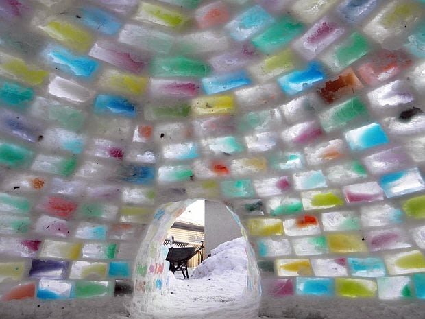 Wycinamy wejście, najlepiej piłą mechaniczną. Budujemy korytarz. jak zbudować igloo, igloo, kolorowe igloo, tęczowe igloo