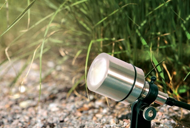 FIAP Light Active Spot/AQUAFLORA. Do stosowania pod wodą (do gł. 4 m) oraz wokół oczka. Cena: 760 zł (1 reflektor), www.aquaflora.pl