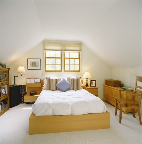 Sypialnia w jasnych kolorach Jun 2005 --- Wooden Furnishings on Attic Bedroom --- Image by Andrea Rugg Photography/Beateworks/Corbis