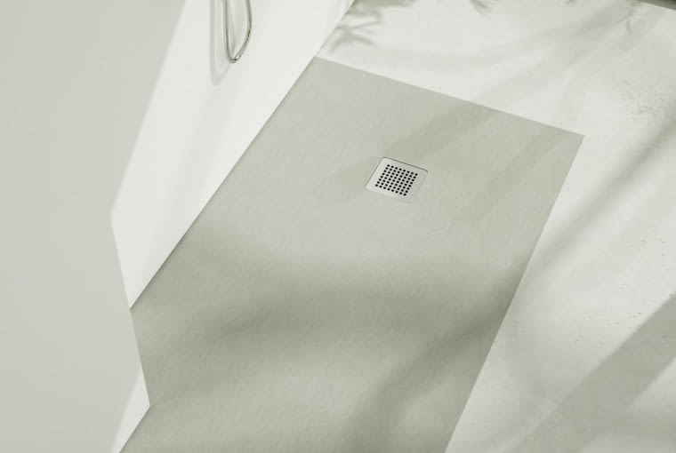 Brodzik w kolorze cementowym modna łazienka