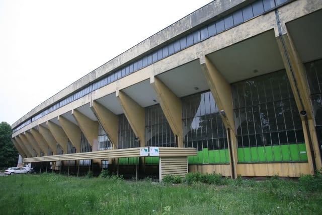 Tor Służewiec, otwarty w 1939 roku, należy do jednych z największych torów wyścigów konnych na świecie. Składa się z 2 torów i 3 trybun. Przejdziemy przez teren wyścigów, poznając przeznaczenie poszczególnych obiektów. Obejrzymy monumentalną trybunę II, która jest obecnie zamknięta i przeznaczona do remontu oraz nigdy nie oddaną do użytku trybunę III. WARSZAWA , SLUZEWIEC , TOR WYSCIGOW KONNYCH , uwolnij przestrzen