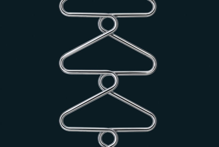 Ciekawe wzornictwo oraz wyjątkowa konstrukcja na wzór szeregu wieszaków. Grzejnik wykonano z pozbawionej spoin stali  formowane