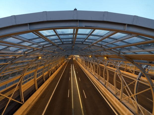 Szklane tunele na trasie AK