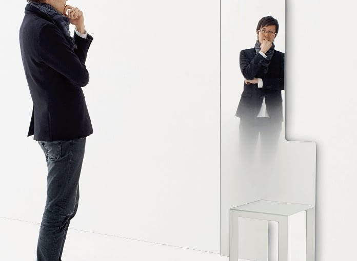 Mirror Chair to połączenie lustra i stołka. Projektant zapewnia, że siedzisko wykonane ze zwierciadła jest bezpieczne i trwałe, Glas Italia. Mirror Chair to połączenie lustra i stołka. Projektant zapewnia, że siedzisko wykonane ze zwierciadła jest bezpieczne i trwałe, Glas Italia.