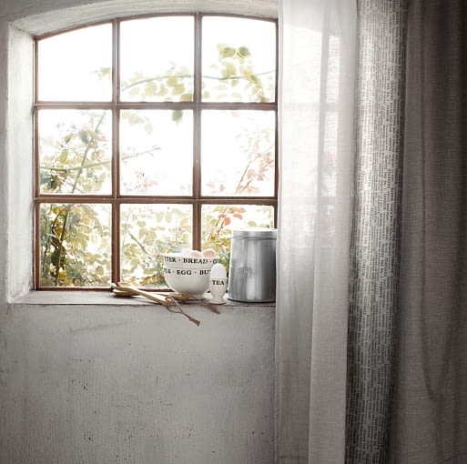 H&M Home: pojedyncza, bawełniana zasłona z nadrukiem tekstowym. Cena: 79,90 zł. akcesoria, tekstylia, materiały, H&M Home, H&M do domu