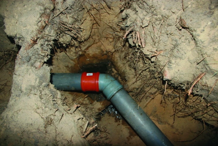 Obie części rury połączono złączką wyposażoną w gumowe uszczelki zapchana kanalizacja