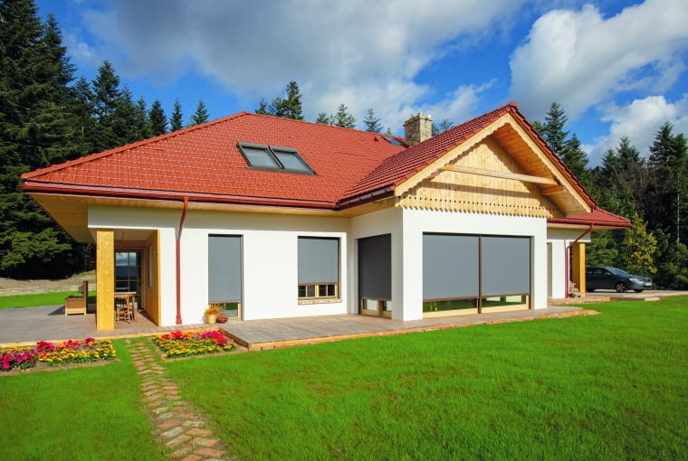 Podczas budowy lub remontu domu ważną rolę odgrywa dobór odpowiedniej stolarki okiennej. To nie tylko kwestia estetyki, lecz także funkcjonalności, energooszczędności i bezpieczeństwa.