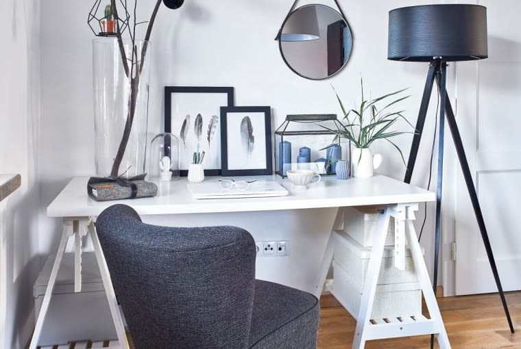 Biurko (z IKEA) w sypialni przypomina stół kreślarski. Obok stoi lampa z dawanda.pl. Lustro jest ze sklepu właścicielki, lampion z agnethahome.pl.