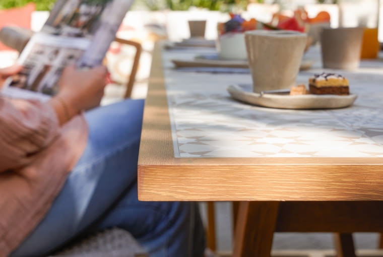 Stół z blatem ceramicznym