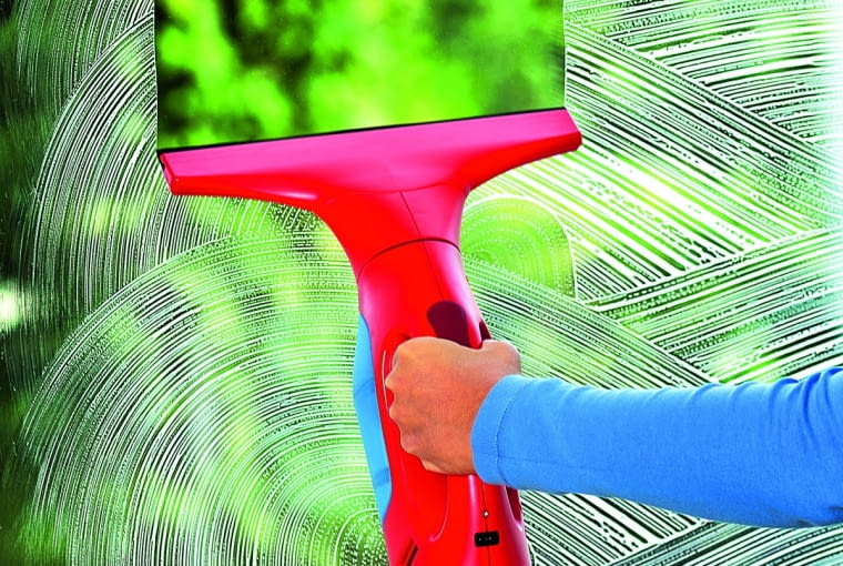 Przejaśniało. Umyte okna wpuszczą do domu więcej światła. Najlepiej wypucuje je naturalny roztwór z wody, octu i spirytusu salicylowego (w proporcjach 1:1:1). Zamiast miski, ściągaczki i szmatek użyj elektrycznej myjki, którą spryskasz, umyjesz i wysuszysz okno. Są też małe przyczepne roboty, które same jeżdżą po oknie i wykonują pracę za nas. Aby nie pozostawić smug, dobrze jest przetrzeć okna do sucha zgniecionymi gazetami (podobno farba drukarska rewelacyjnie nabłyszcza szyby!).