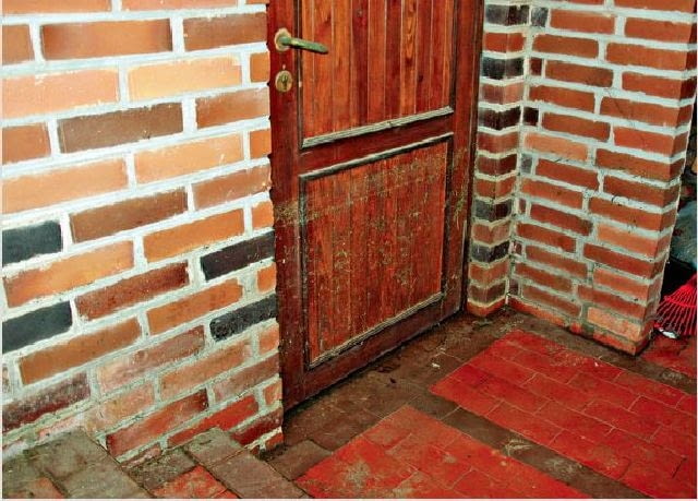 Dobrze dopasowane drzwi, wykonane z w całości z drewna podczas czerwcowej ulewy przez 10 godzin były zalane do wysokości 70 cm i wytrzymały napór wody Dobrze dopasowane drzwi, wykonane z w całości z drewna podczas czerwcowej ulewy przez 10 godzin były zalane do wysokości 70 cm i wytrzymały napór wody