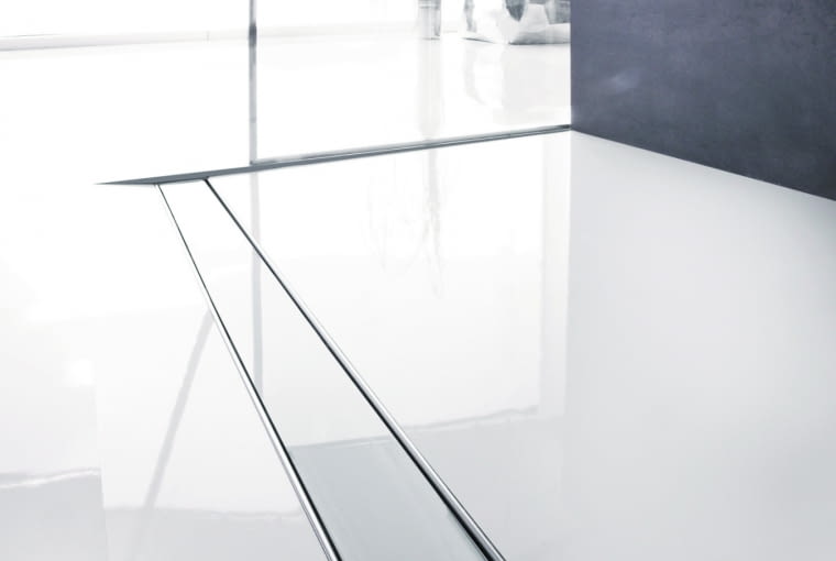 Jednym  z głównych  atutów liniowego  odpływu  szklanego jest  eleganckie  i nowoczesne  wykończenie,  które bardzo  dobrze  komponuje się  z innymi  elementami  armatury  łazienkowej,  zarówno  w tonacji białej,  jak i czarnej,  TECEdrainline