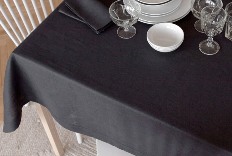 Zara Home - Milano Collection: lniany obrus. Cena: 179 zł (150 x 150 cm i 150 x 250 cm) i 239 zł (150 x 350 cm). zara home, len, lniana pościel, prostota, minimalizm we wnętrzach, prosta pościel