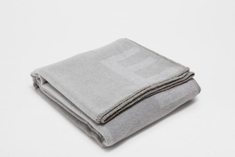 ZARA Home: wełniany koc z żakardowym wzorem w litery (130x170 cm). Cena: 399 zł. ZARA Home, walentynki, prezent, pomysł na prezent
