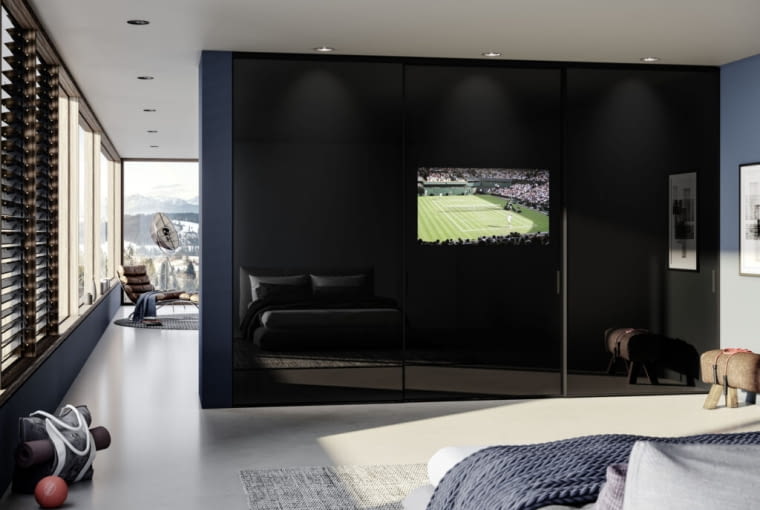 Szafa z ukrytym w drzwiach telewizorem to dobry pomysł do sypialni. raumplus.com meble wielofunkcyjne