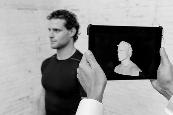 Wykonanie poduszki zaczyna się od wykonania skanu 3D głowy klienta Wykonanie poduszki zaczyna się od wykonania skanu 3D głowy klienta