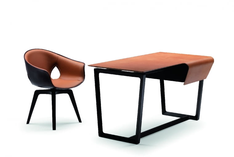 Fred. Perełka wśród biurek. Konstrukcja z litego drewna wenge, blat ręcznie obłożony naturalną skórą. ok. 20 000 zł, poltronafrau.com