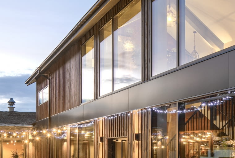 Nowoczesny pawilon restauracyjny w Bondyrzu. Proj. MTA Architekci