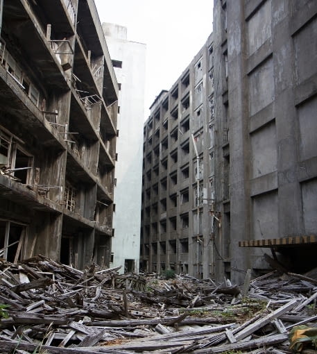 Ruiny poprzemysłowej zabudowy na wyspie Hashima. Ruiny poprzemysłowej zabudowy na wyspie Hashima.