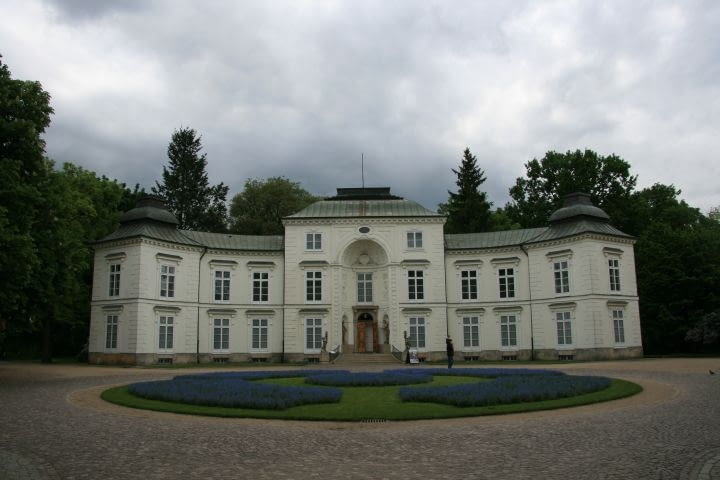 Pałac Myślewicki, XVIII- wieczna budowla w stylu wczesnego klasycyzmu Projekt królewskiego architekta Dominika Merliniego. Zabytek nie był zniszczony w czasie II Wojny Światowej.