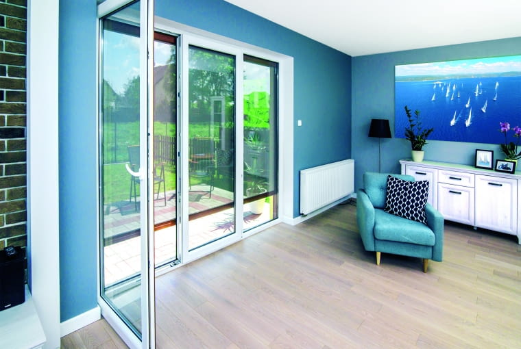 Modne duże przeszklenia dobrze jest wyposażyć w osłony – skutecznie zabezpieczą nas przed palącym słońcem.