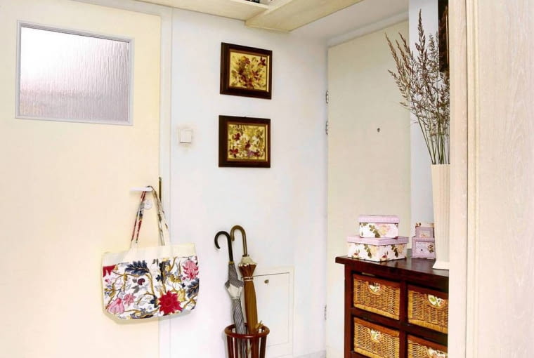 WNETRZA PRZEDPOKOJ STYLIZACJA AGNIESZKA OSAK-REJMER FOT. SYLWESTER REJMER PUBLIKACJA CZTERY KATY NR 11 (193) - 11 2007 SLOWA KLUCZOWE: WNETRZA ZDJĘCIE DO WKŁADKI: PUBLIKACJA CZTERY KATY NR 11 (193) - CZASOPISMA