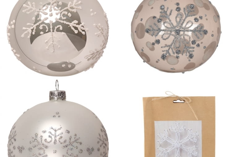1. Bombki szklane 10 cm 4 szt. w brokatowe śnieżynki 50,00 zł/ 4 szt., kod 85061433   2. Bombka szklana 8 cm mix, 19,99 zł, kod 92090117   3. Bombki szklane 10 cm w śnieżynki 50,00 zł / 4 szt., kod 85061444   4. Obraz 3D śnieżynka 16.5x16.5 cm, 20,00 zł, kod 88476017